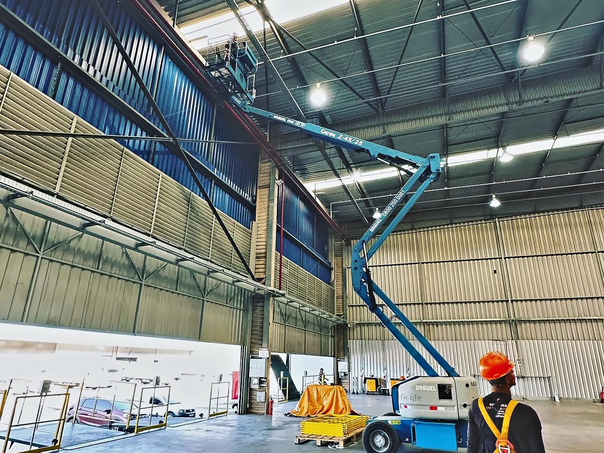 Revisão de telhas translúcidas com plataforma elevatória em galpão do condomínio logístico Cargo Park