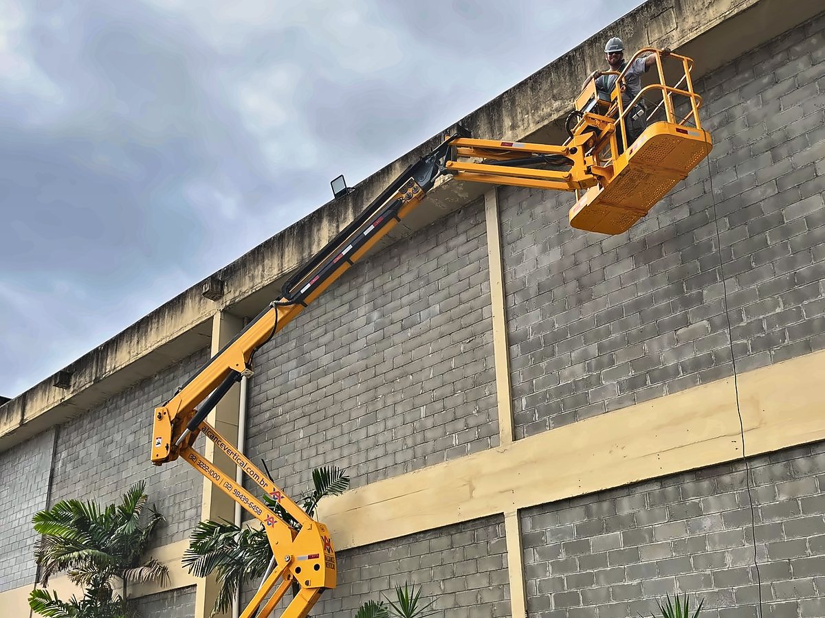 Revitalização da fachada do condomínio logístico Cargo Park com plataforma elevatória
