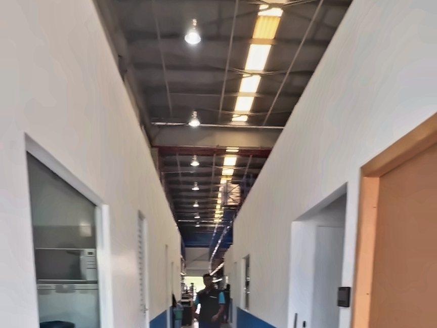 Corredor de salas com divisórias concluídas dentro do galpão logístico do Grupo Office Total