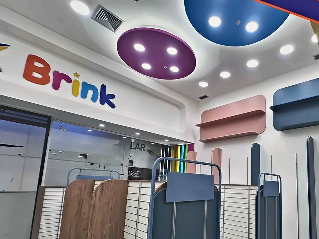 Interior da loja Star Brink com expositores, nichos e forro com iluminação embutida